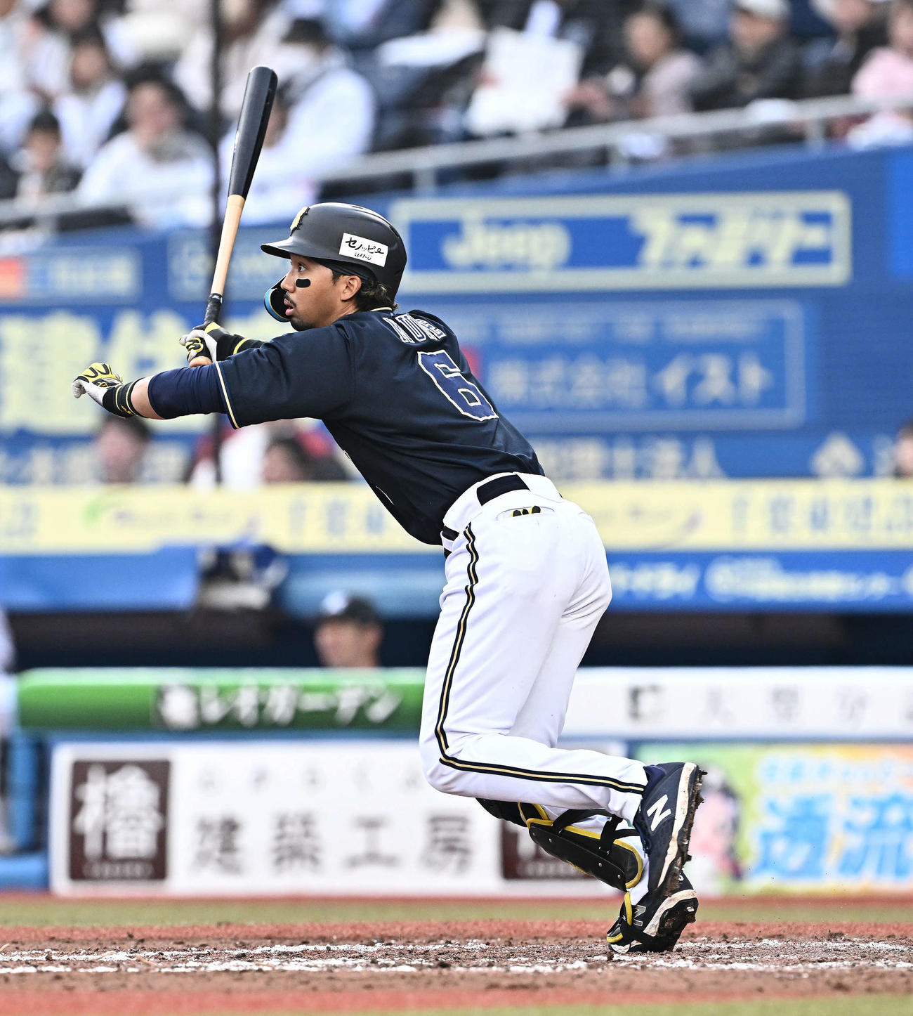ロッテ対オリックス　9回表オリックス2死二塁、宗は中前適時打を放つ（撮影・滝沢徹郎）
