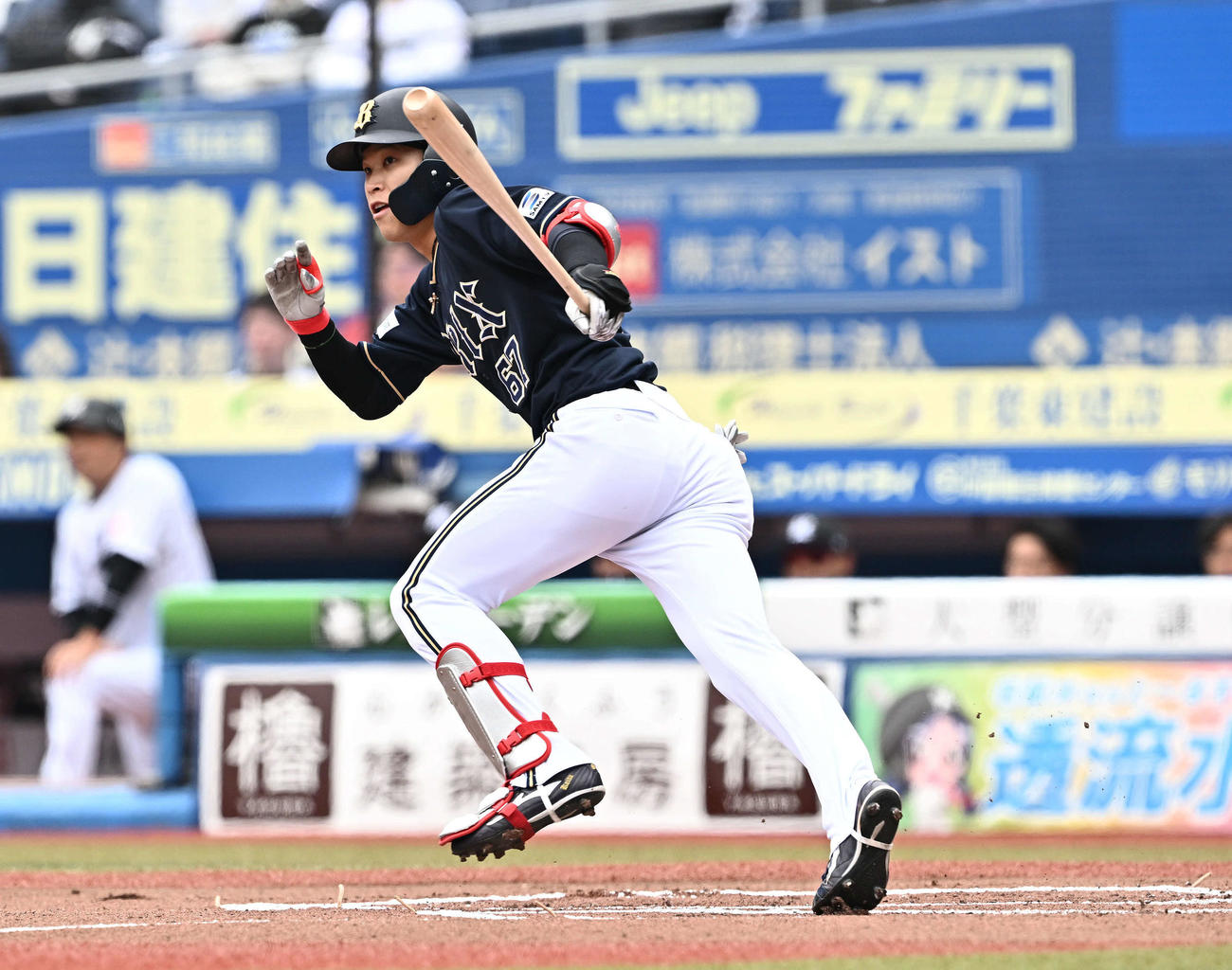 ロッテ対オリックス　1回表オリックス無死一、二塁、中川は左翼に先制2点適時二塁打を放つ（撮影・滝沢徹郎）
