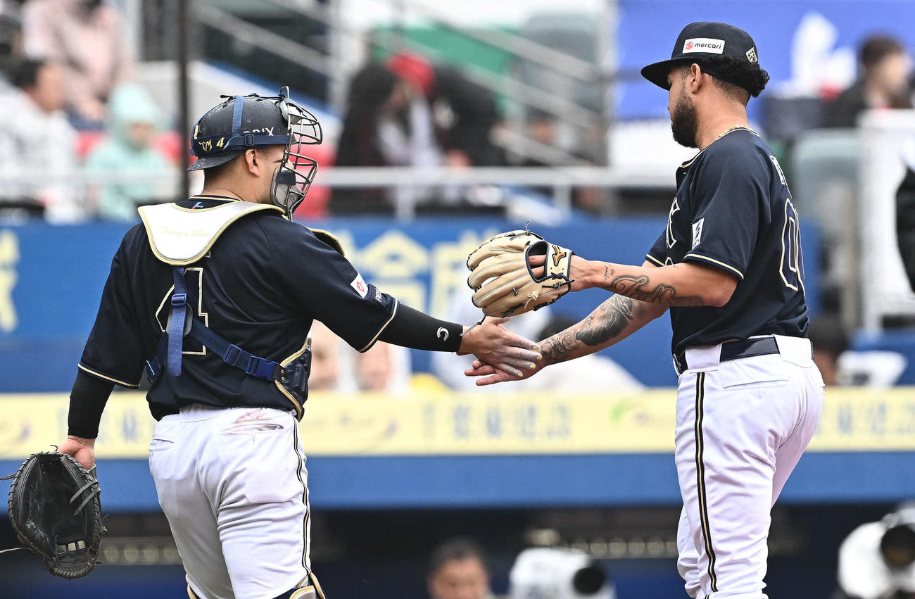 ロッテ対オリックス　5回裏を投げ終えたオリックス先発エスピノーザ（右）は捕手森とタッチをかわす（撮影・滝沢徹郎）