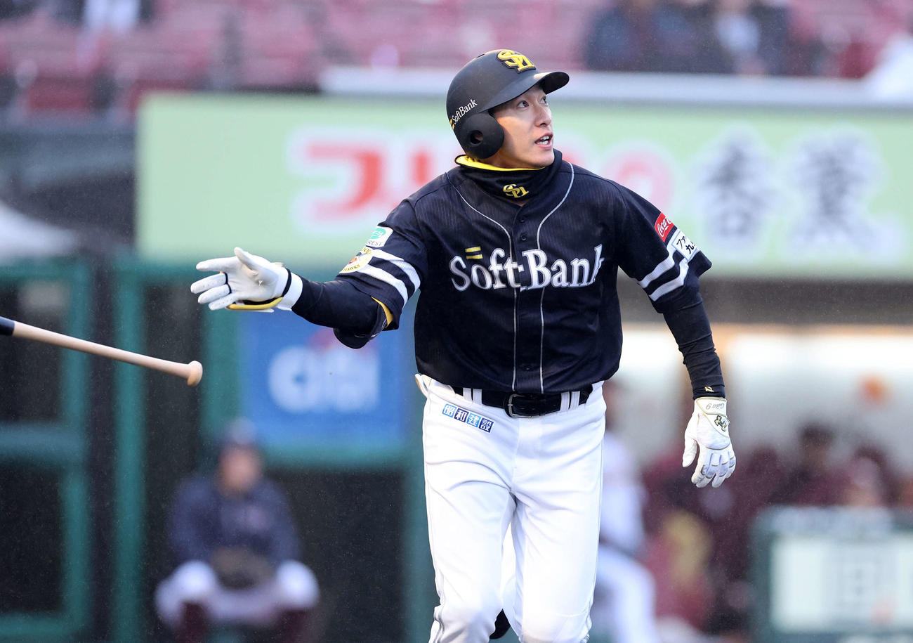 楽天対ソフトバンク　8回表ソフトバンク2死二塁、柳田は右中間2点本塁打を放つ（撮影・鈴木正人）