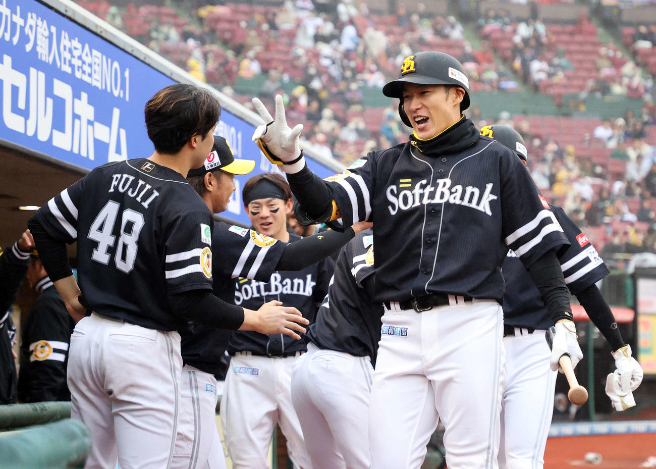 楽天対ソフトバンク　8回表ソフトバンク2死二塁、柳田（右）は右中間2点本塁打を放ちベンチ前で喜ぶ（撮影・鈴木正人）
