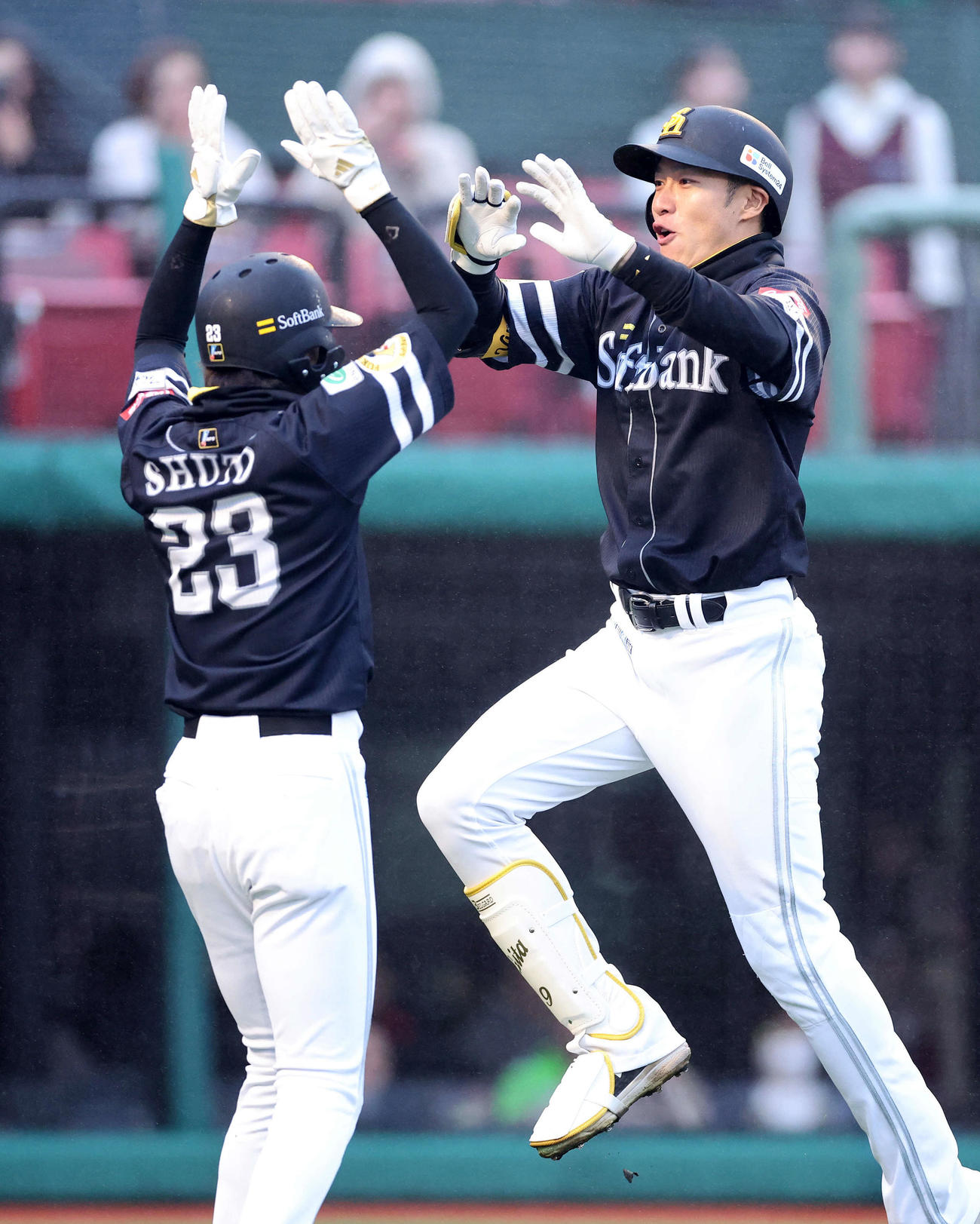 楽天対ソフトバンク　8回表ソフトバンク2死二塁、柳田（右）は右中間2点本塁打を放ち周東と喜ぶ（撮影・鈴木正人）