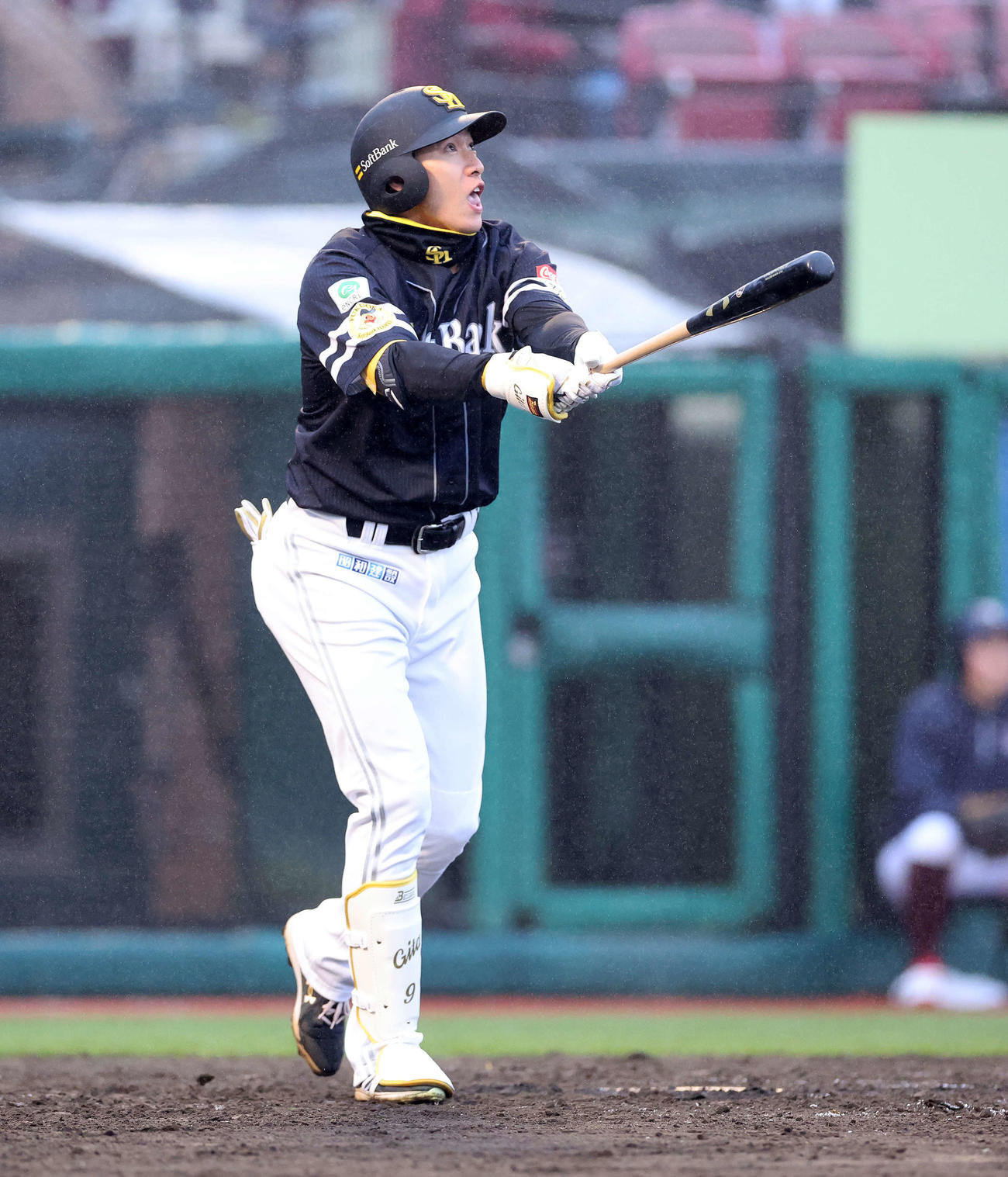 楽天対ソフトバンク　8回表ソフトバンク2死二塁、柳田は右中間2点本塁打を放つ（撮影・鈴木正人）