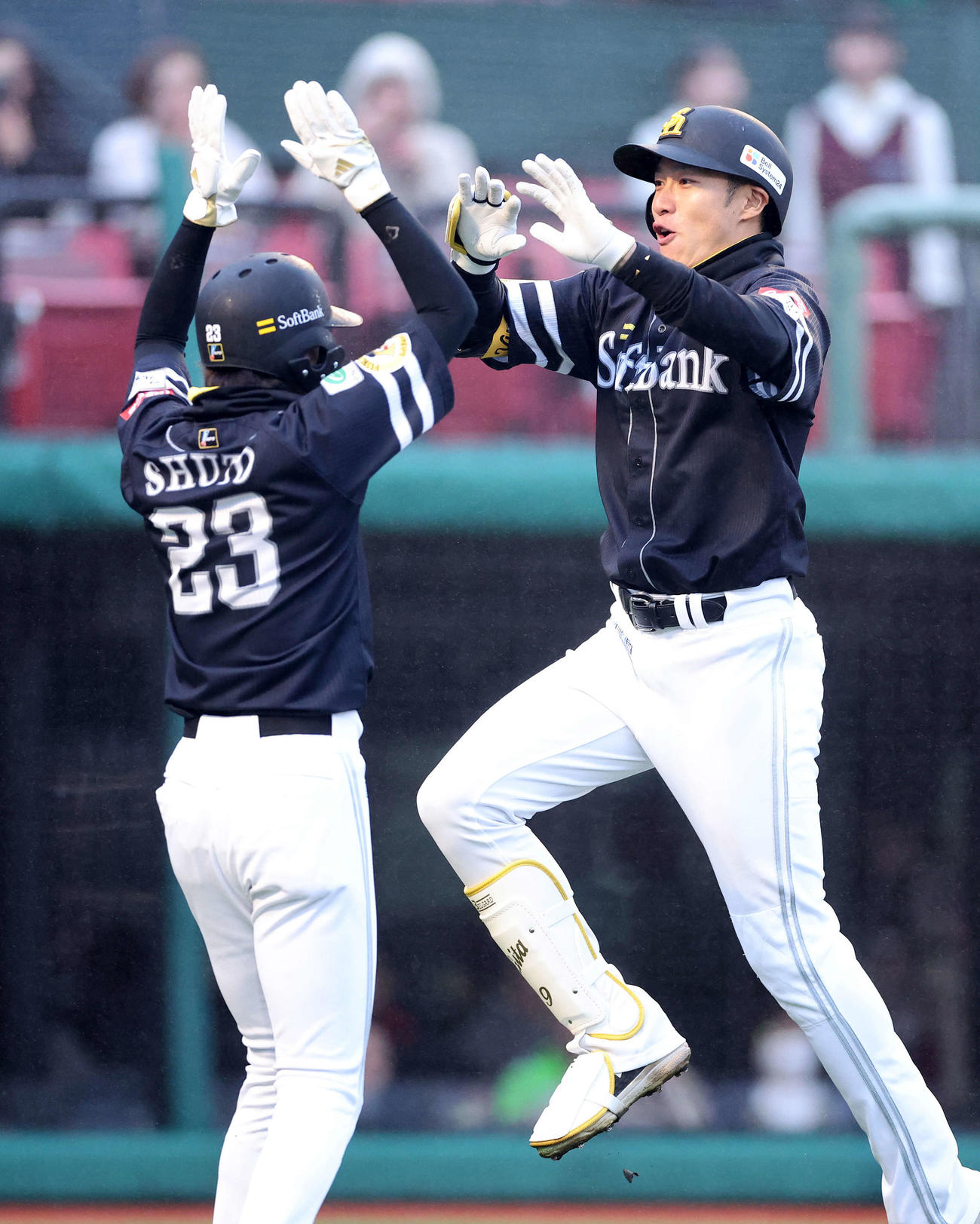 楽天対ソフトバンク　8回表ソフトバンク2死二塁、柳田（右）は右中間2点本塁打を放ち周東と喜ぶ（撮影・鈴木正人）