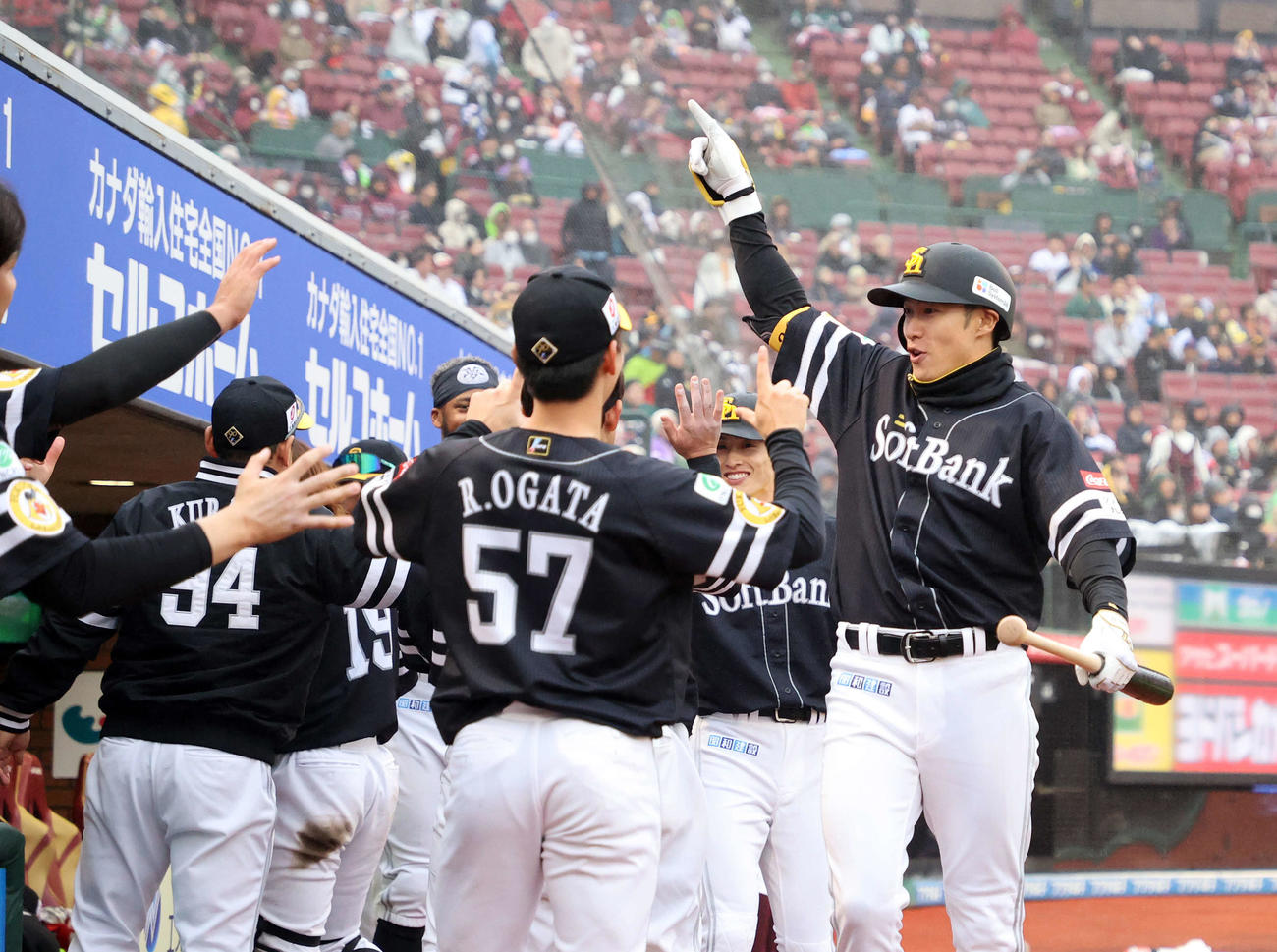 楽天対ソフトバンク　8回表ソフトバンク2死二塁、柳田（右）は右中間2点本塁打を放ちベンチ前で喜ぶ（撮影・鈴木正人）