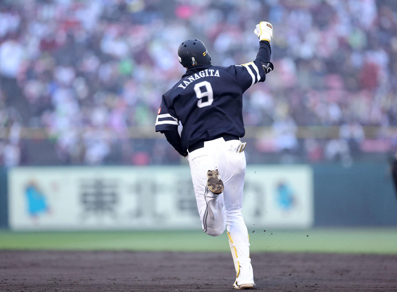 楽天対ソフトバンク　8回表ソフトバンク2死二塁、柳田は右中間2点本塁打を放ちガッツポーズ（撮影・鈴木正人）