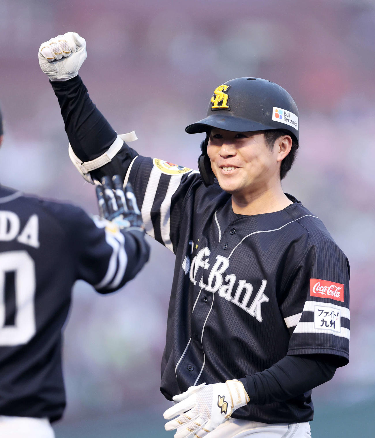 楽天対ソフトバンク　9回表ソフトバンク1死三塁、川村はプロ初安打の左前適時打を放ちガッツポーズ（撮影・鈴木正人）