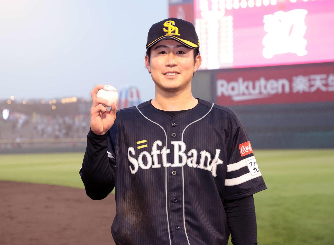 楽天対ソフトバンク　プロ初安打球を手に笑顔を見せるソフトバンク川村（撮影・鈴木正人）