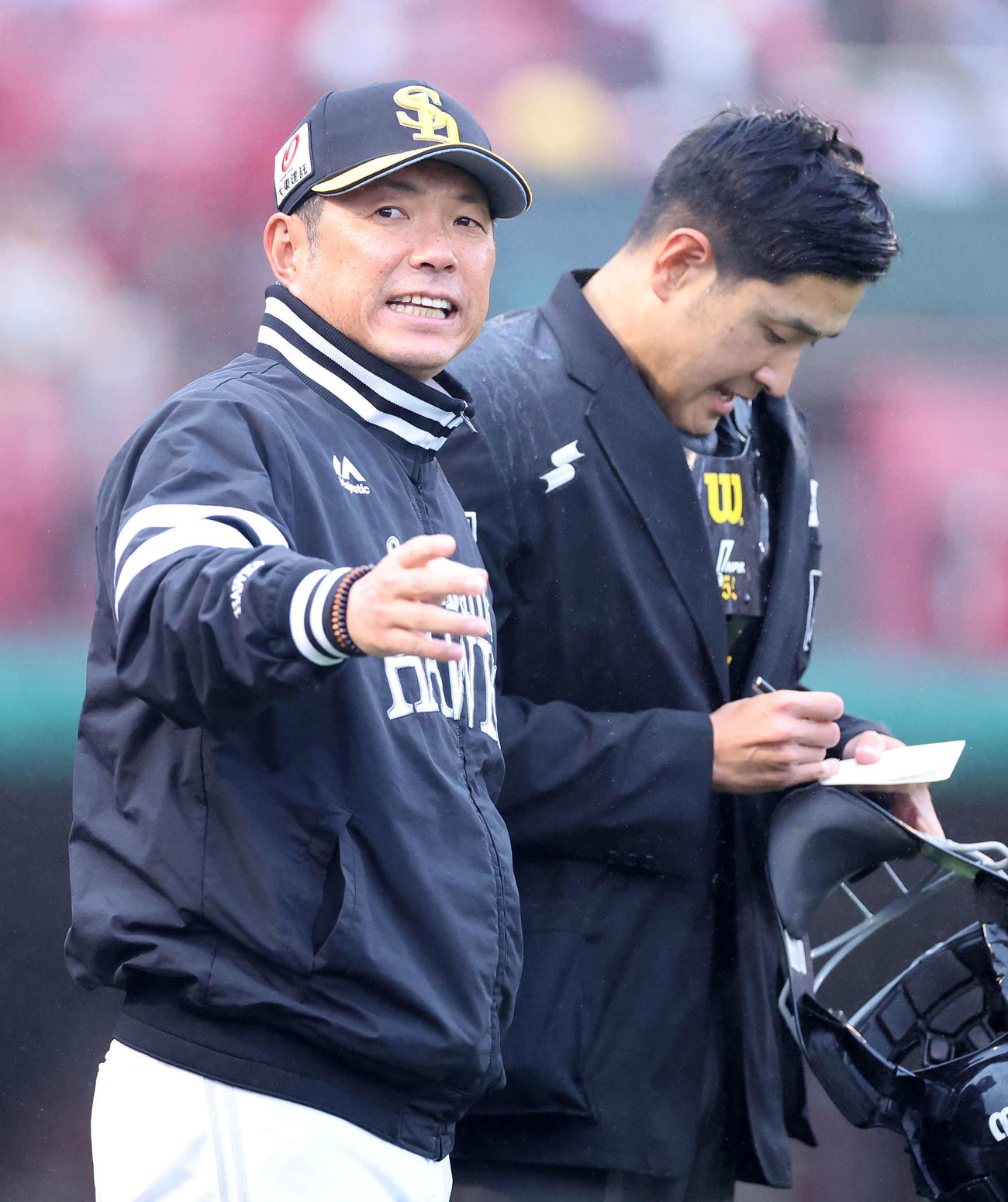楽天対ソフトバンク　8回裏、投手交代を告げるソフトバンク小久保監督（撮影・鈴木正人）