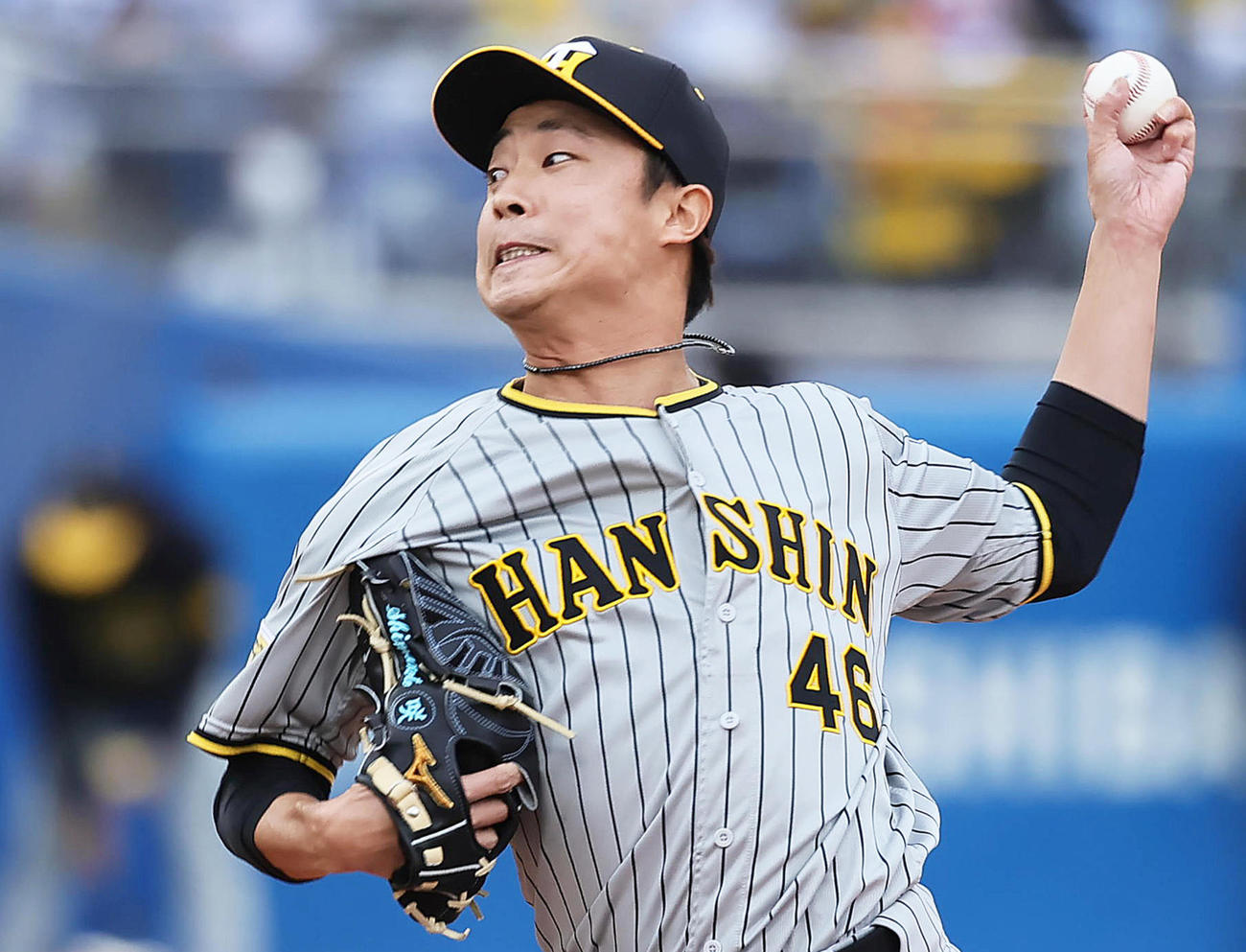 ヤクルト対阪神　阪神3番手の島本（撮影・足立雅史）