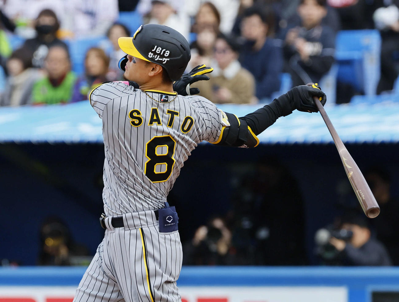 ヤクルト対阪神　7回表阪神無死一塁、佐藤輝は右越えに決勝の2点本塁打を放つ（撮影・藤尾明華）
