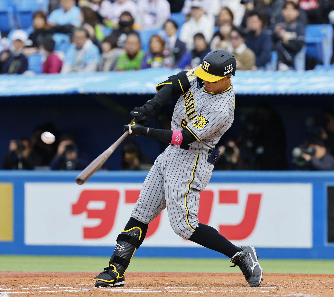 ヤクルト対阪神　7回表阪神無死一塁、佐藤輝は右越えに決勝の2点本塁打を放つ（撮影・藤尾明華）