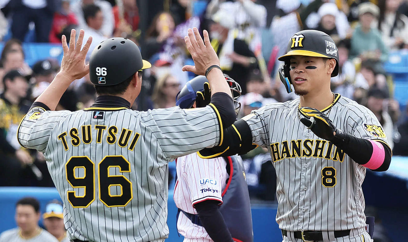 ヤクルト対阪神　7回表阪神無死一塁、佐藤輝は2点本塁打を放ちタッチを交わす（撮影・足立雅史）