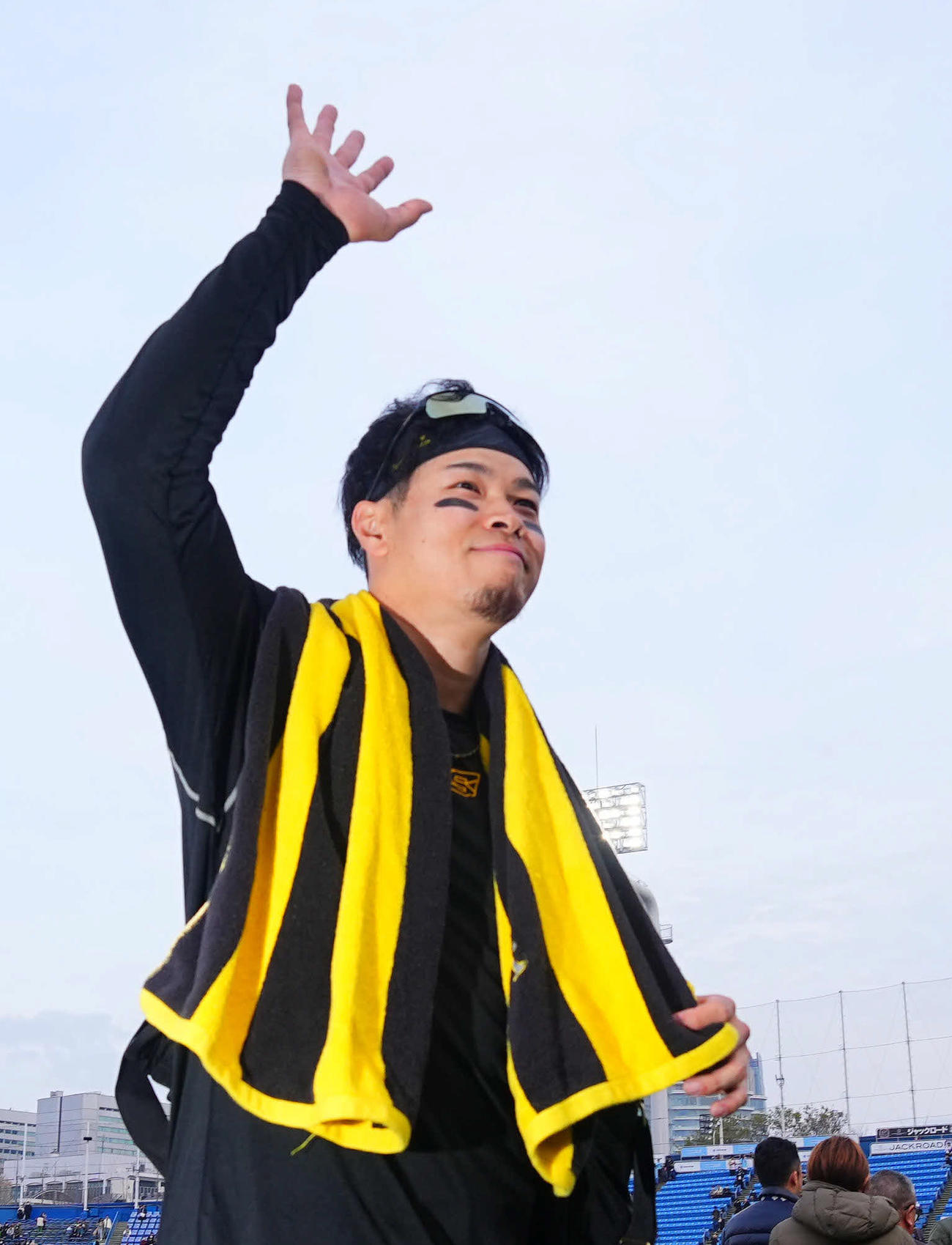 ヤクルト対阪神　ファンの声援に応えながら、グラウンドを引き揚げる阪神佐藤（撮影・藤尾明華）