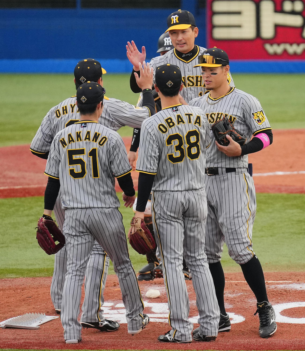 ヤクルト対阪神　ヤクルトに連勝し笑顔でタッチを交わす佐藤輝（右）、岩崎ら阪神ナイン（撮影・垰建太）