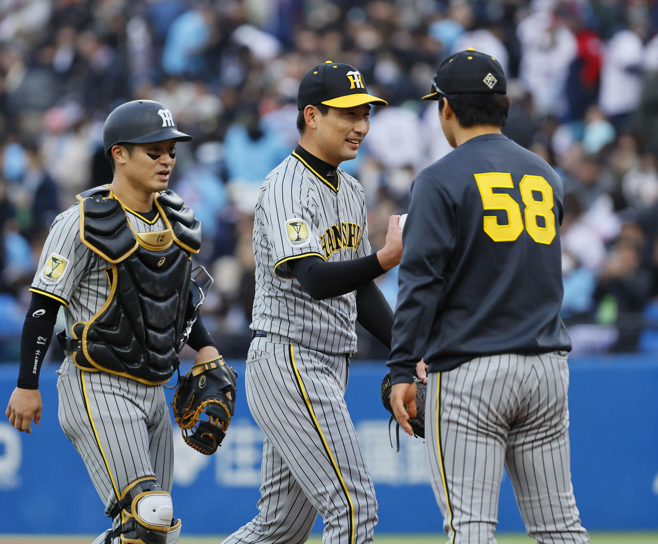 ヤクルト対阪神　ヤクルトに勝利し、タッチを交わす阪神岩崎（中央）（撮影・藤尾明華）