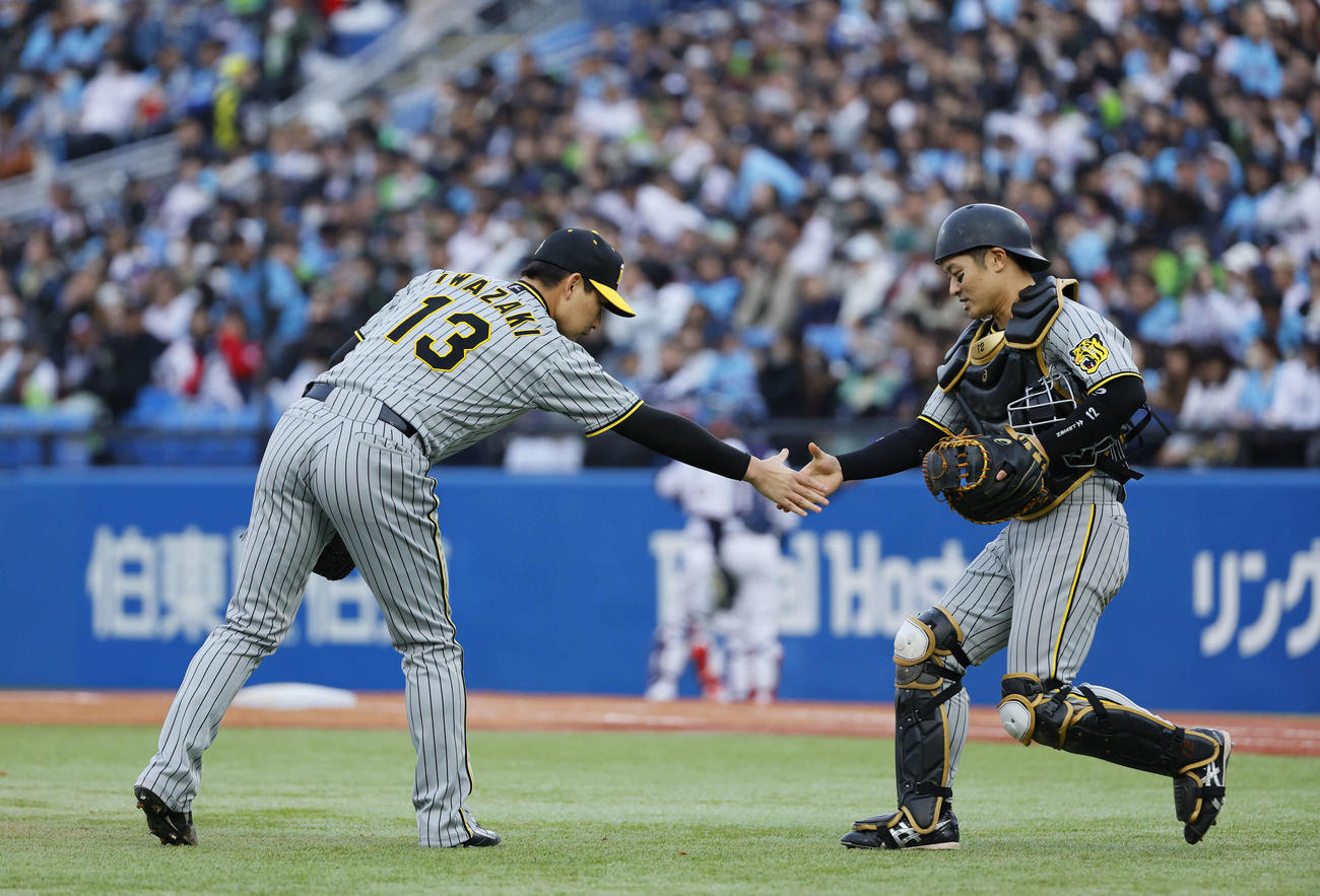ヤクルト対阪神　ヤクルトに勝利し、握手を交わす阪神岩崎（左）と坂本（撮影・藤尾明華）
