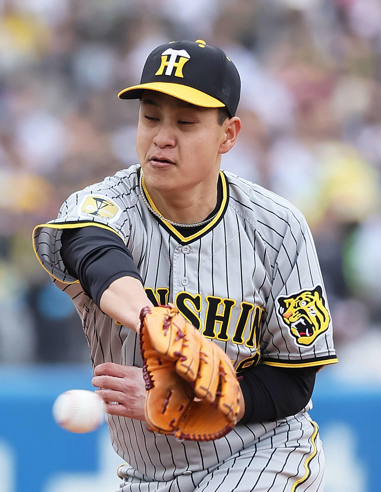 ヤクルト対阪神　6回裏ヤクルト2死、中村の打球を好捕し投直とする大竹（撮影・足立雅史）
