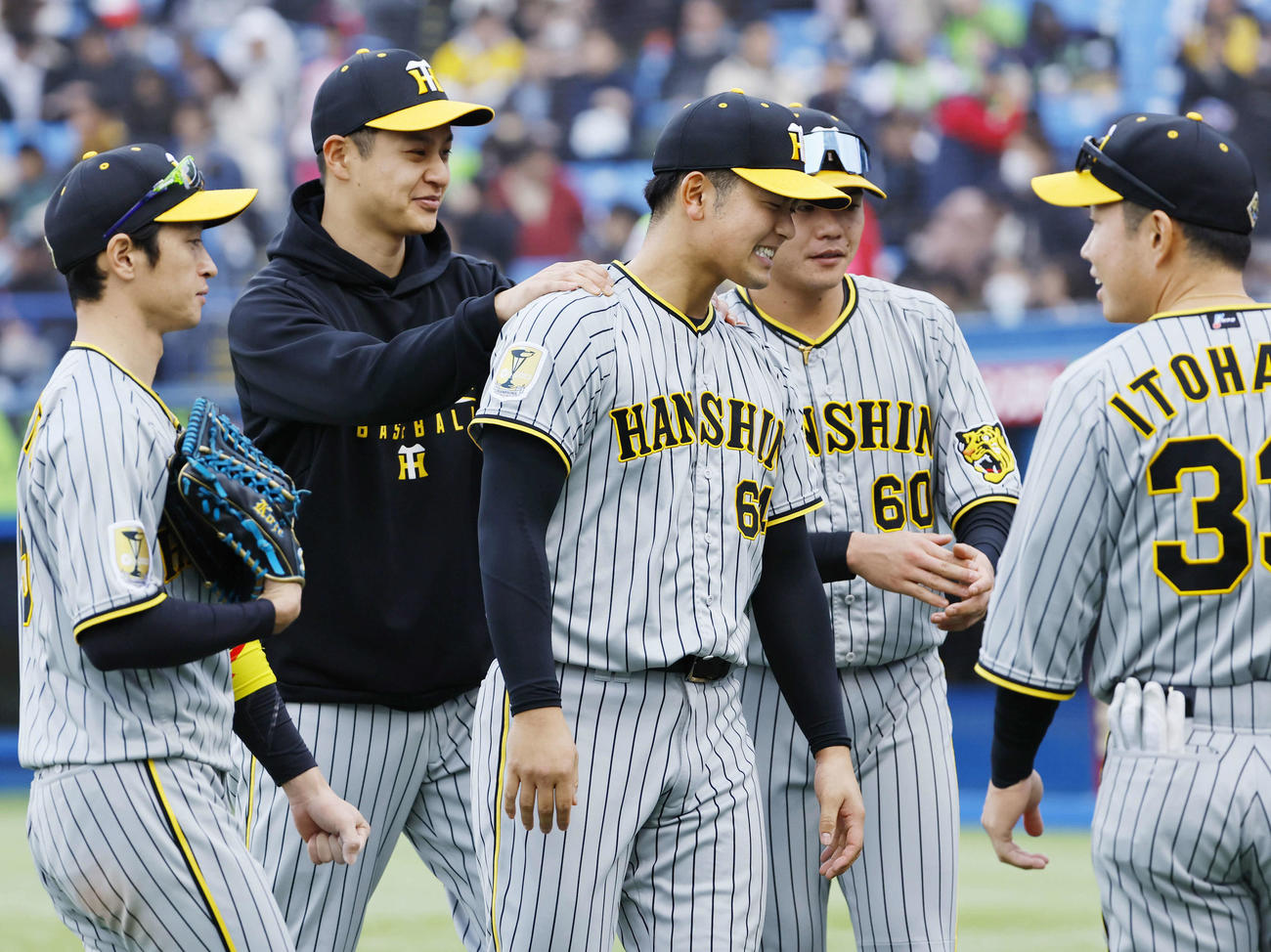 ヤクルト対阪神　7回を終え、大竹（左から2人目）肩をもまれる阪神岡留（中央）（撮影・藤尾明華）