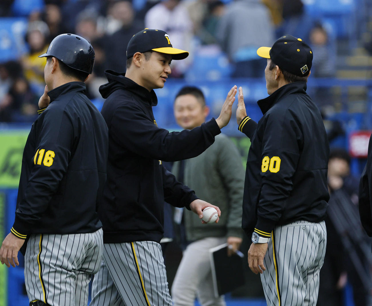 ヤクルト対阪神　ヤクルトに勝利し、勝利球を手に岡田監督（右）とタッチを交わす阪神大竹（中央）（撮影・藤尾明華）