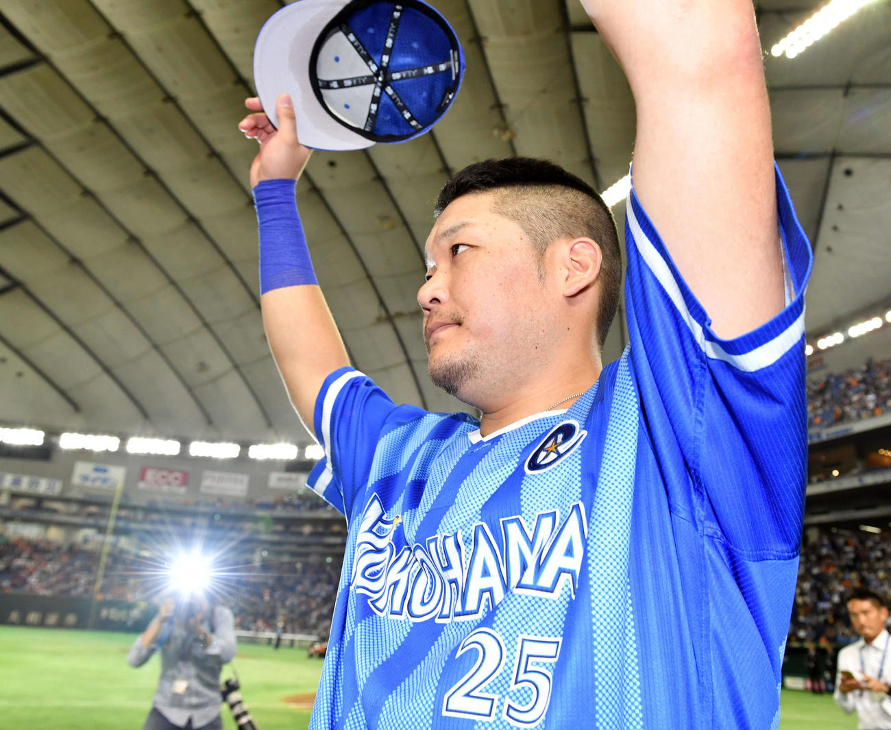 16年10月、CSファーストステージ第1戦　巨人対DeNA　第1戦に勝利し、ファンの声援に応えるDeNA筒香