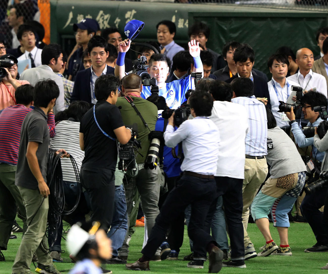 16年10月、CSファーストステージ第1戦　巨人対DeNA　決勝弾の筒香（中央）はヒーローインタビュー後、大勢のカメラマンに囲まれながらも左翼席のDeNAファンに手を振る