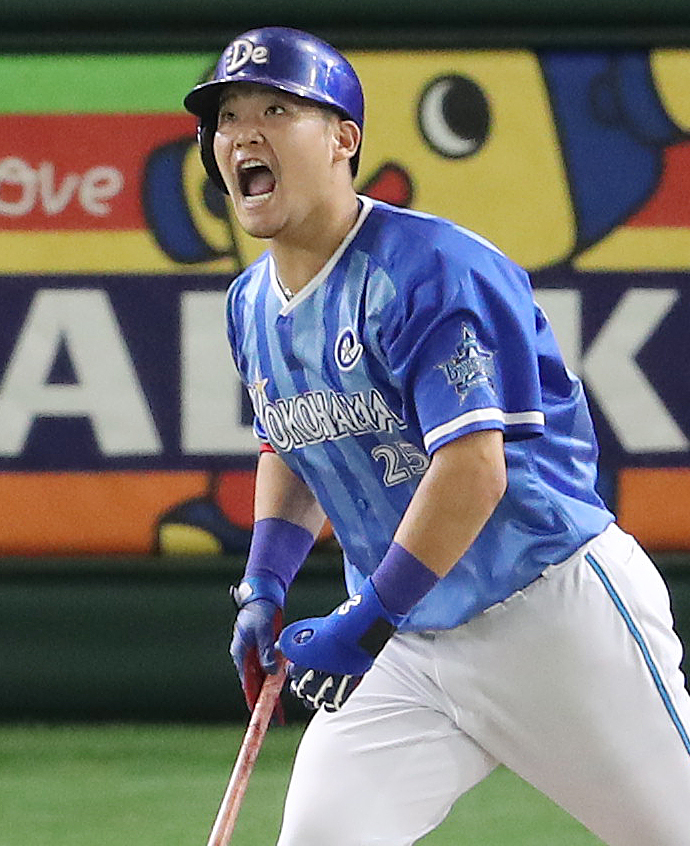 16年10月、CSファーストステージ第1戦　巨人対DeNA 6回表DeNA2死一塁、右越え本塁打を放ちほえる筒香