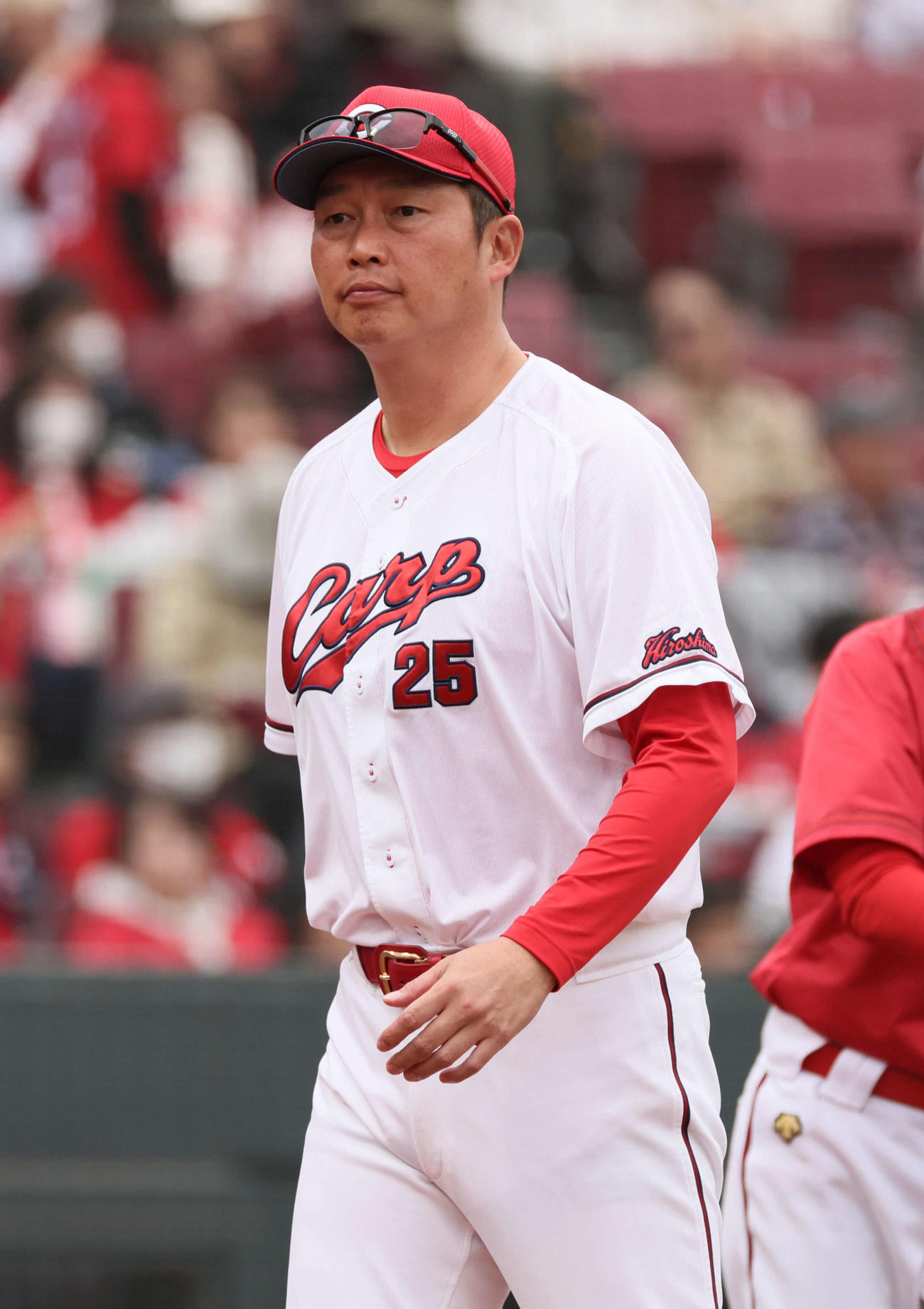 広島対中日　6回裏終了時、交代を告げる新井監督（撮影・加藤孝規）