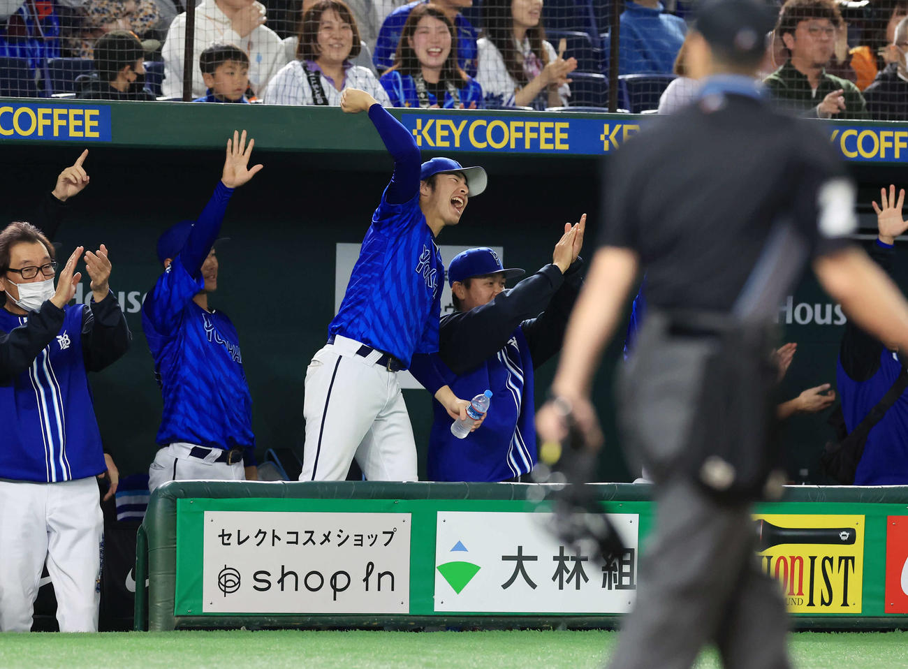 巨人対DeNA 4回表DeNA1死満塁、宮崎が2点適時二塁打を放ち、ベンチで雄たけびを上げて喜ぶ度会（中央）ら（撮影・浅見桂子）