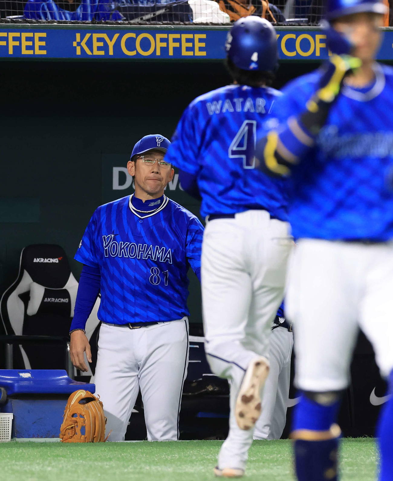 巨人対DeNA 5回表DeNA2死満塁、宮崎の勝ち越し押し出し四球で生還した度会（手前）を迎える三浦監督（撮影・浅見桂子）