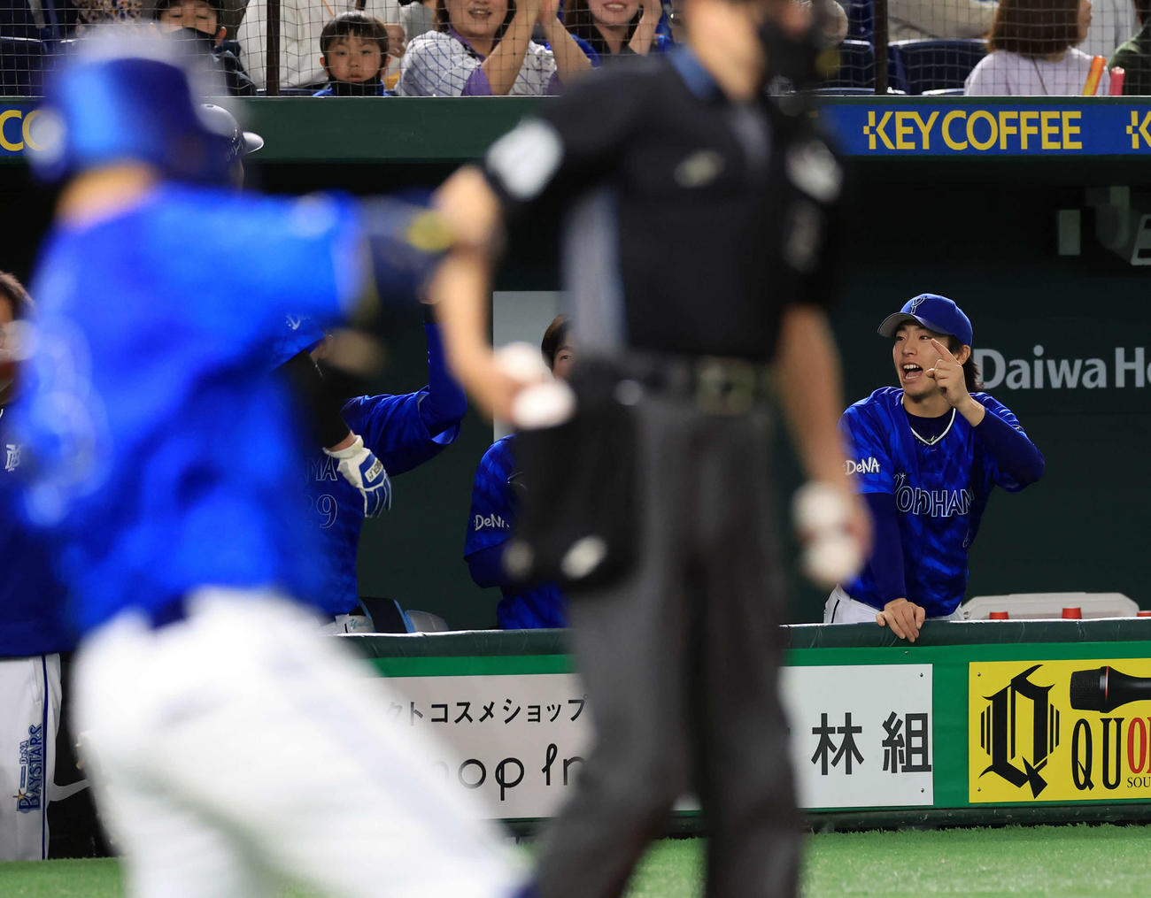 巨人対DeNA 7回表DeNA2死一塁、宮崎の中越え適時二塁打で生還した牧を笑顔で迎える度会（右）（撮影・浅見桂子）