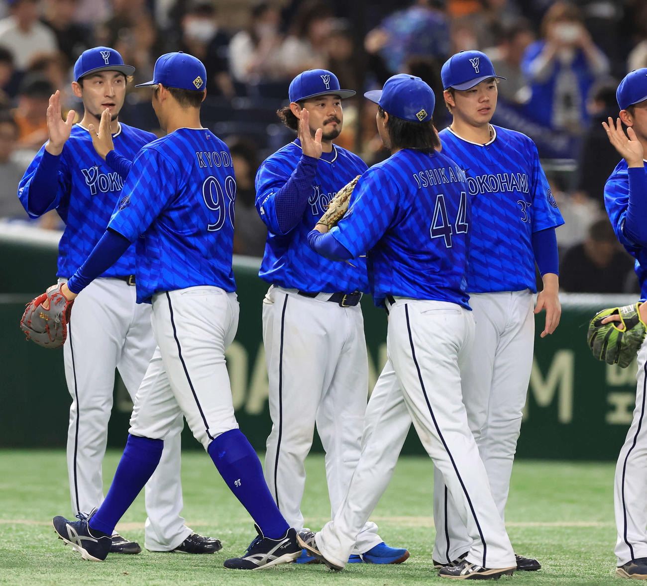 巨人対DeNA 3連勝し、ハイタッチで喜び合う宮崎中央）らDeNAナイン（撮影・浅見桂子）
