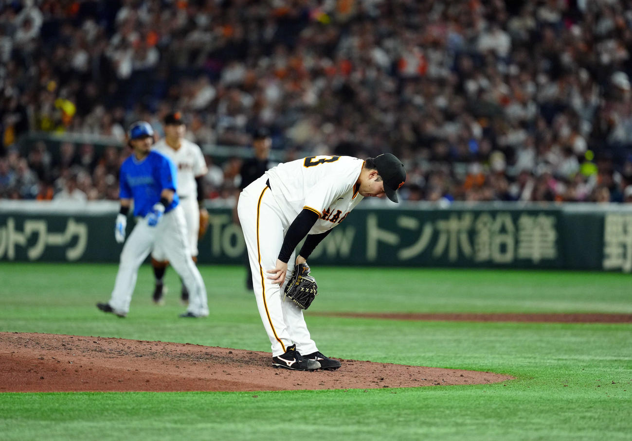 巨人対DeNA 5回表DeNA2死満塁、関根に四球を与え押し出しで失点する松井（撮影・たえ見朱実）