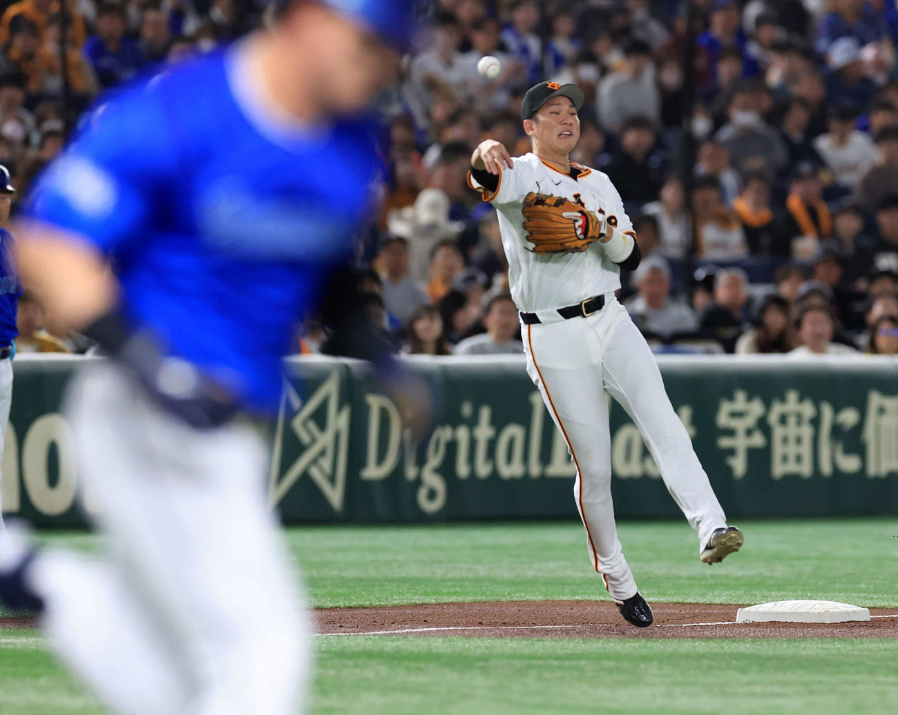 巨人対DeNA 4回表DeNA1死、オースティン（手前）の打球を一塁悪送球する坂本（撮影・浅見桂子）