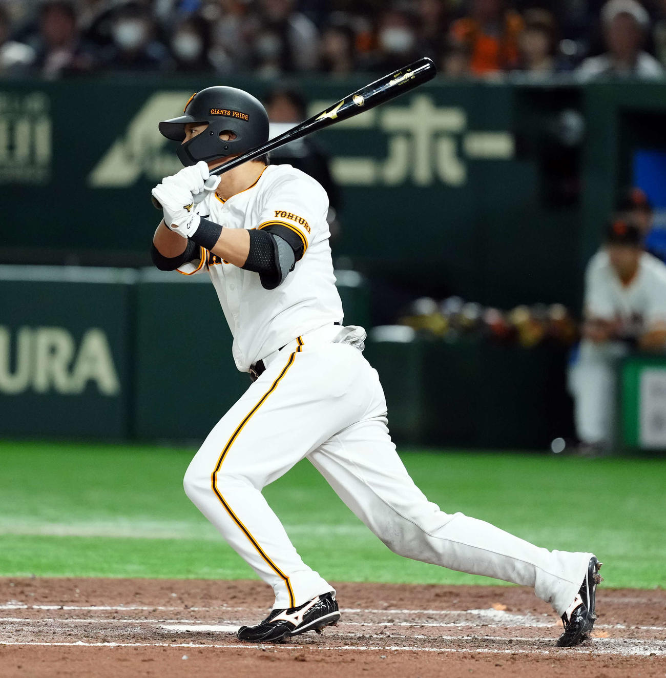 巨人対DeNA 4回裏巨人無死一塁、左前に安打を放つ長野（撮影・たえ見朱実）