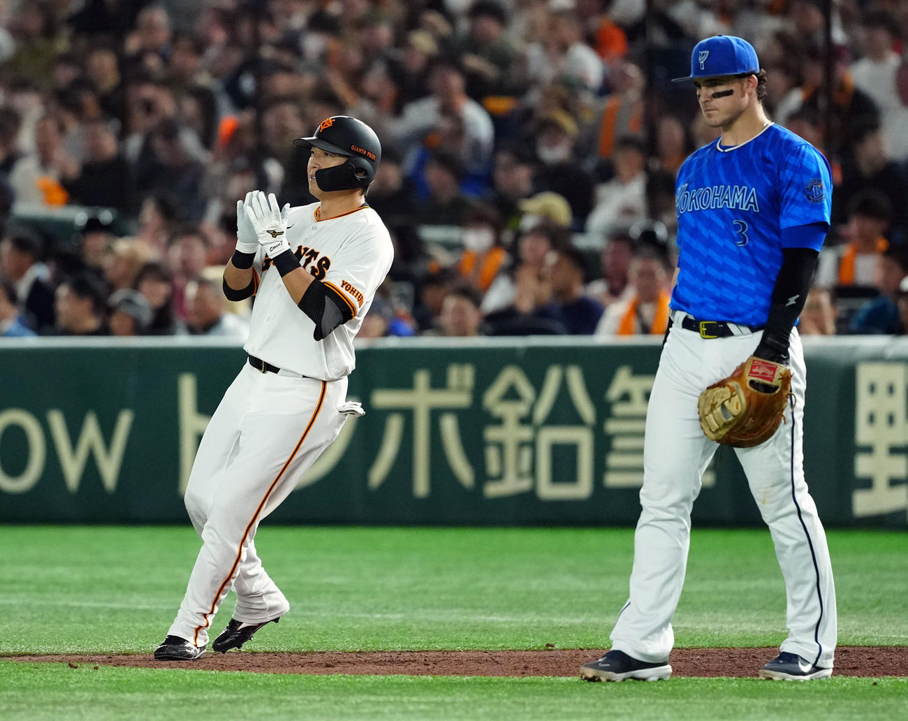 巨人対DeNA 4回裏巨人無死一塁、左前に安打を放った長野（撮影・たえ見朱実）