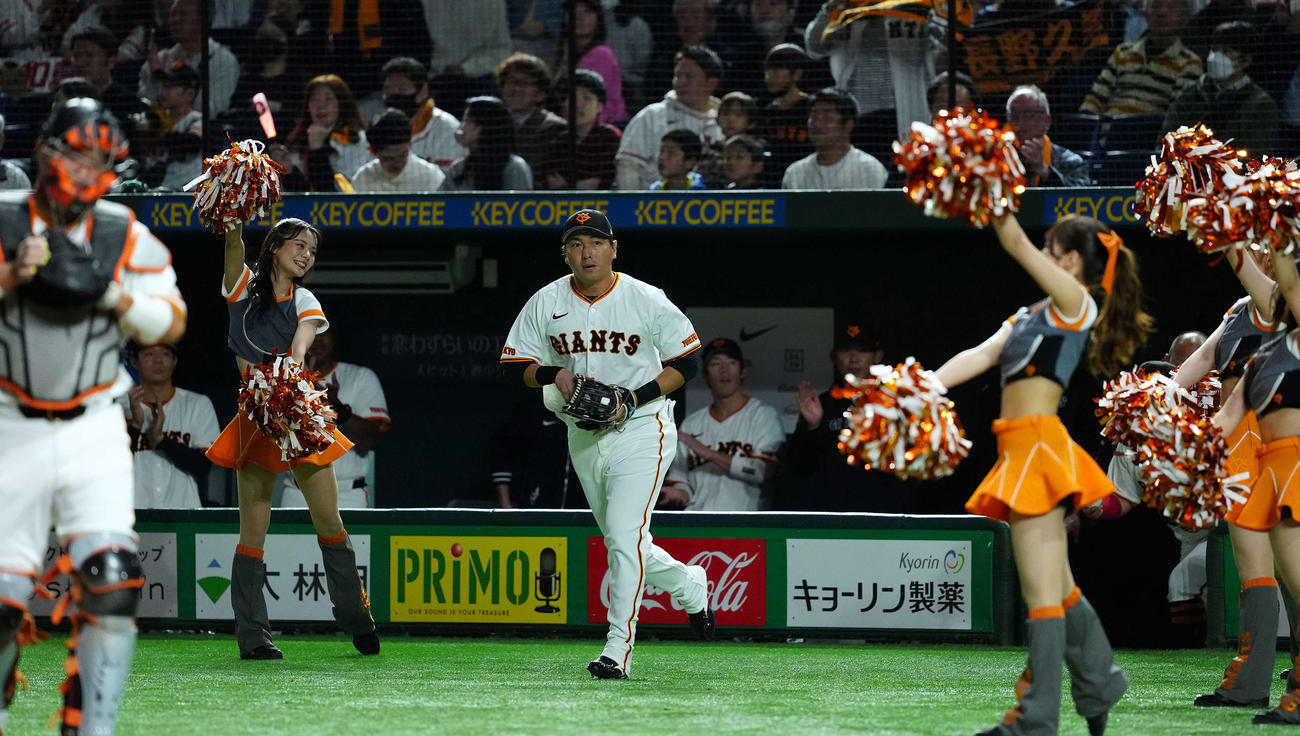 巨人対DeNA　先発の巨人長野は、ファンの声援を受け守備位置へと向かう（撮影・たえ見朱実）