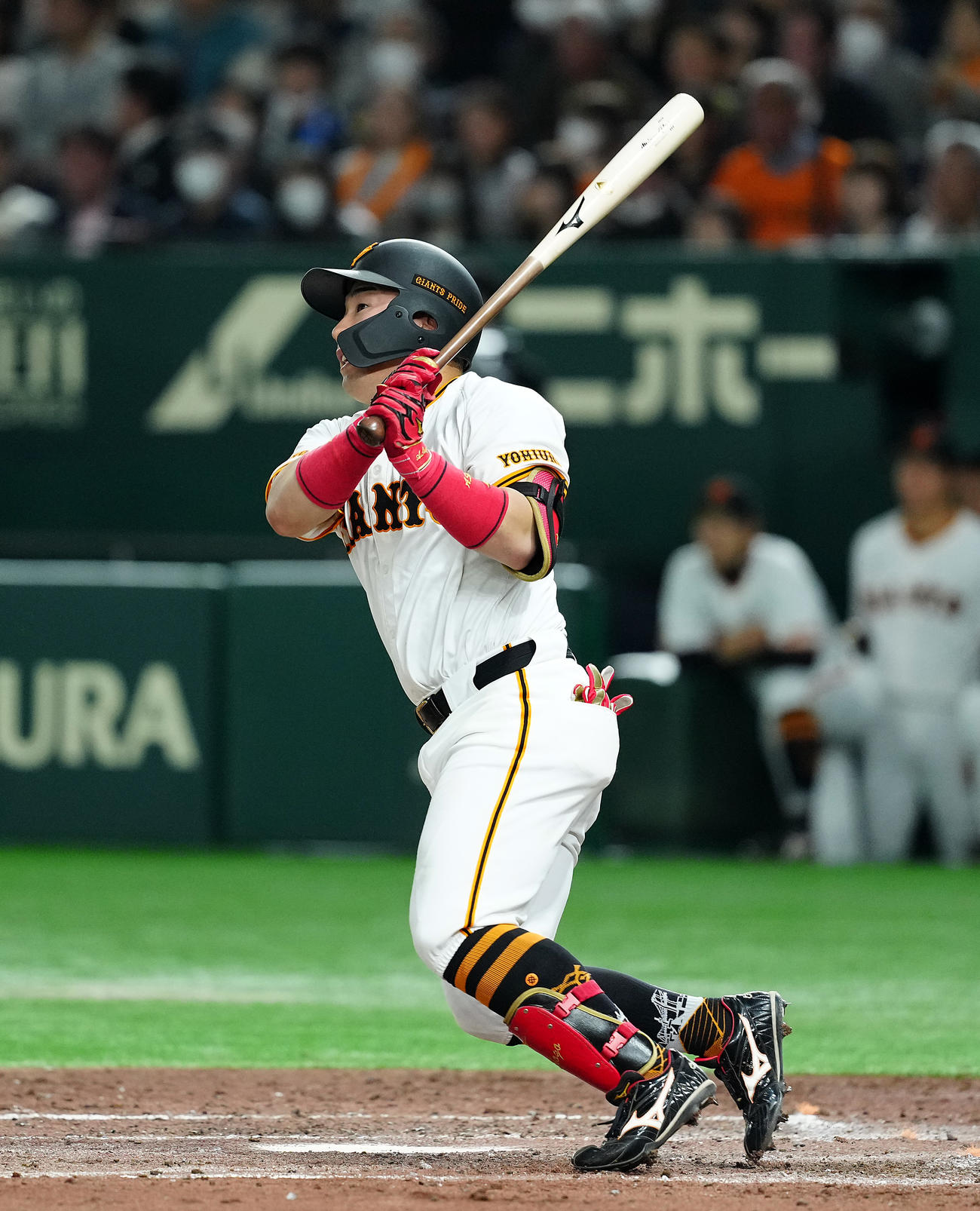 巨人対DeNA 4回裏巨人1死満塁、左犠飛を放つ浅野（撮影・たえ見朱実）