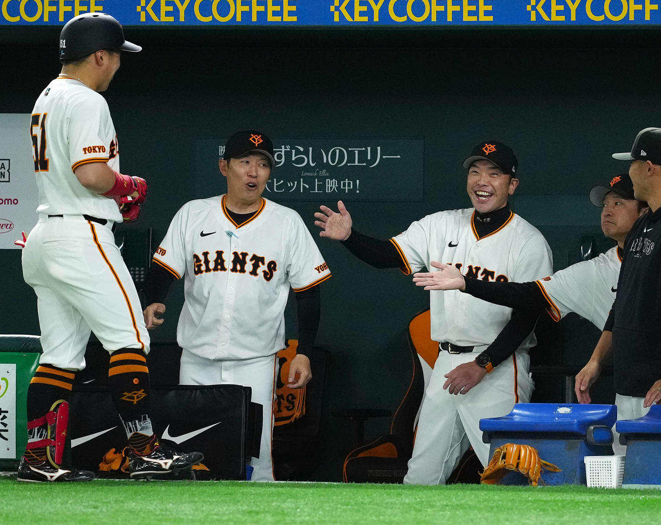 巨人対DeNA 4回裏巨人1死満塁、勝ち越しの左犠飛を放った浅野を笑顔で迎える阿部監督（撮影・たえ見朱実）