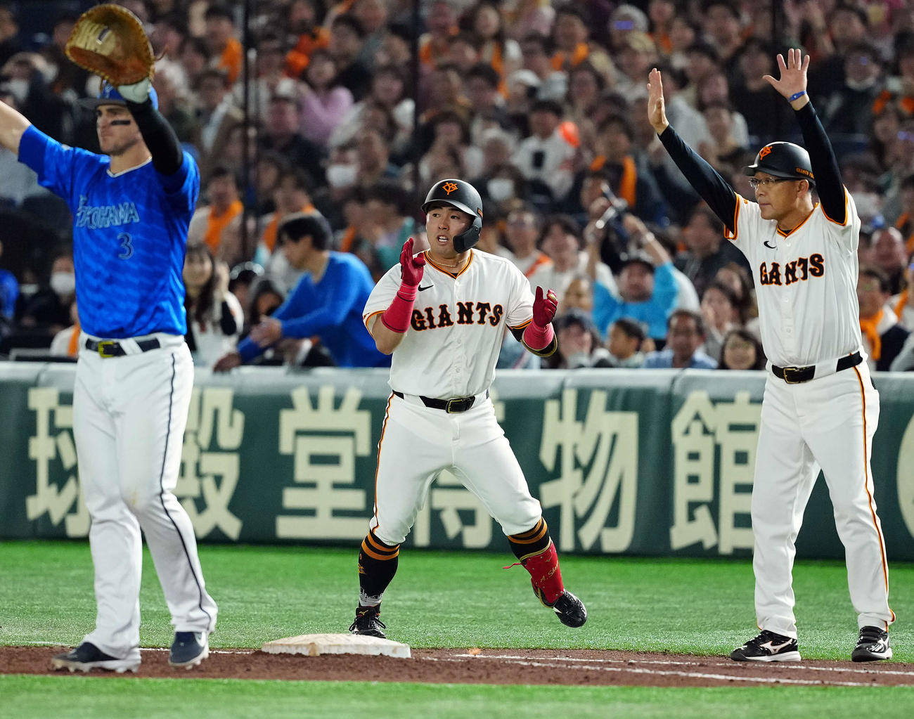 巨人対DeNA 4回裏巨人1死満塁、勝ち越しの左犠飛を放った浅野（撮影・たえ見朱実）