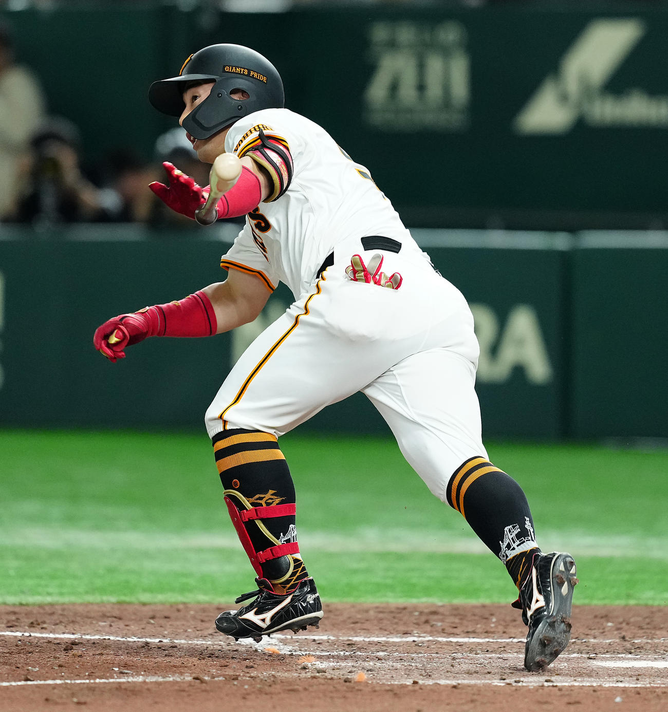 巨人対DeNA 4回裏巨人1死満塁、勝ち越しの左犠飛を放つ浅野（撮影・たえ見朱実）