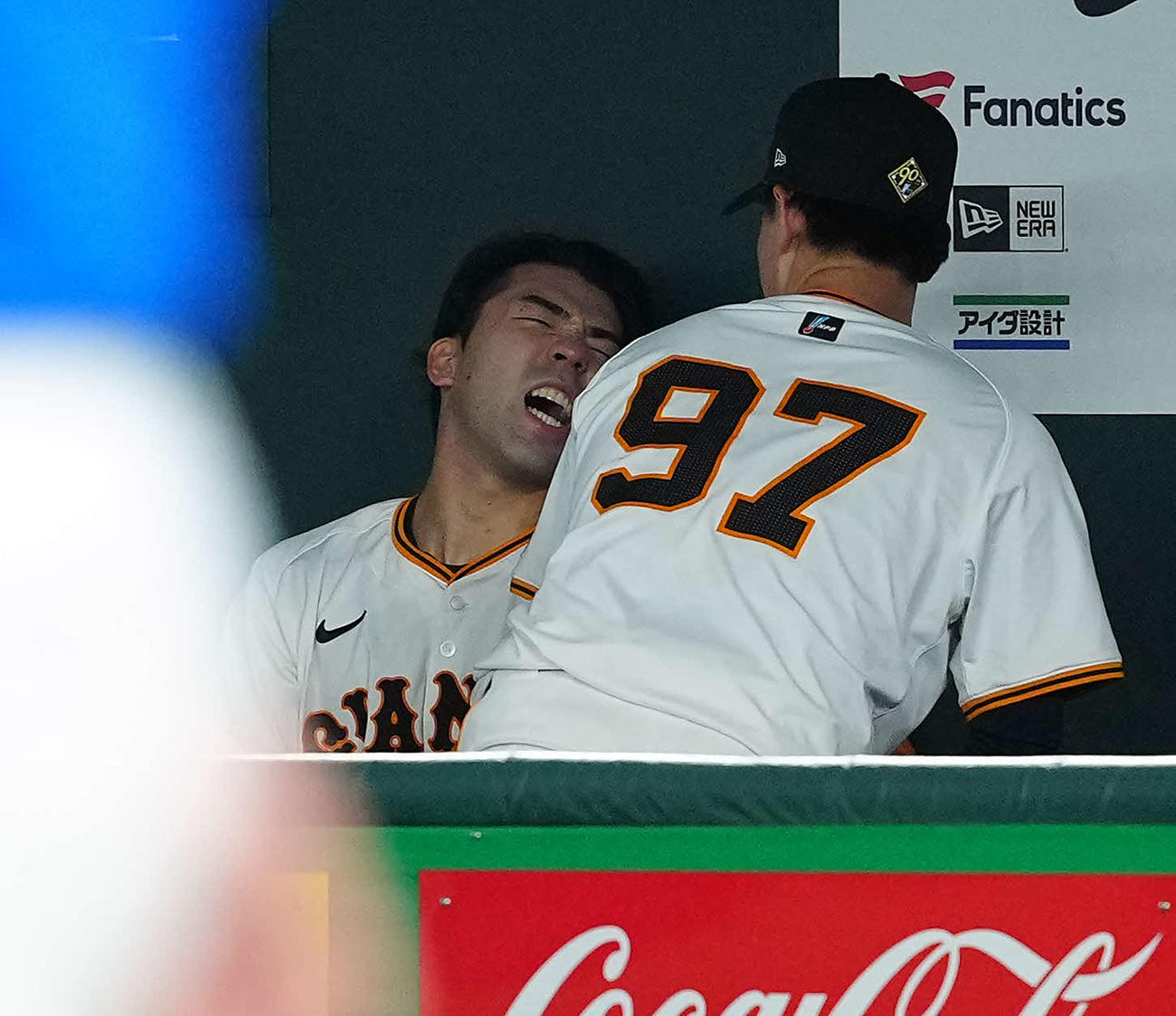 巨人対DeNA 5回表、ベンチで悔しそうな表情を浮かべる松井（撮影・たえ見朱実）