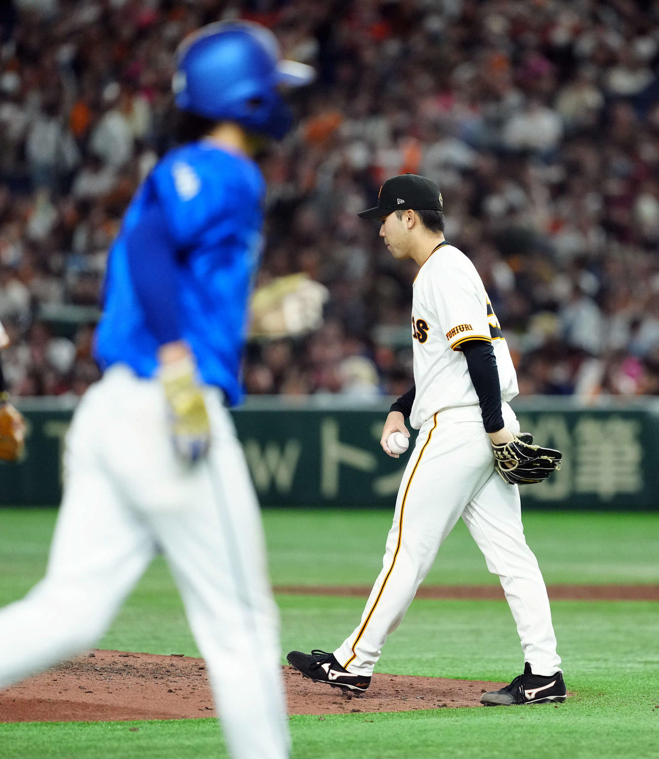 巨人対DeNA 5回表DeNA2死満塁、宮崎に四球を与え押し出しで4－3と勝ち越しを許す松井（撮影・たえ見朱実）