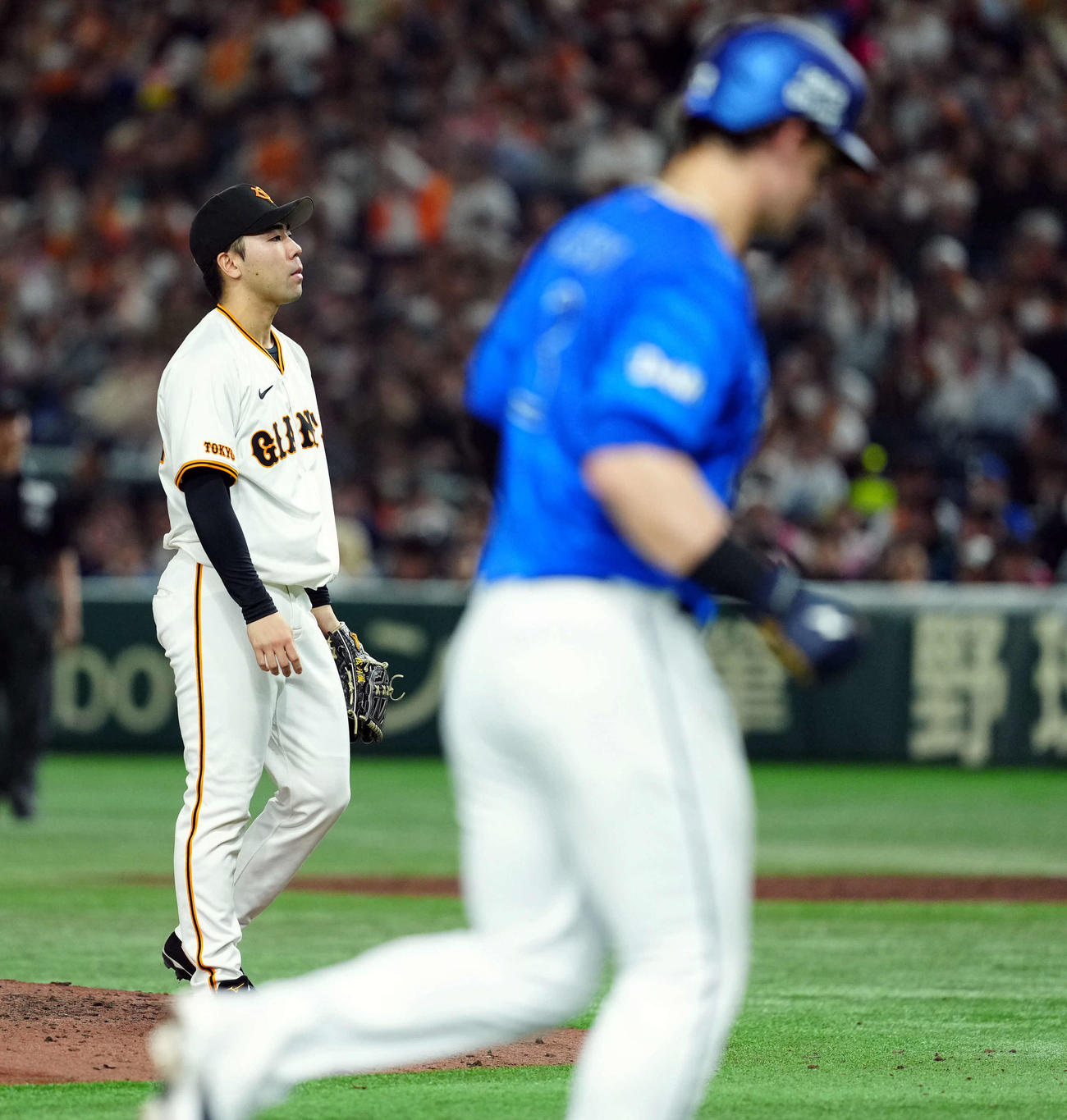 巨人対DeNA 5回表DeNA2死満塁、関根に四球を与え押し出しで失点する松井（撮影・たえ見朱実）