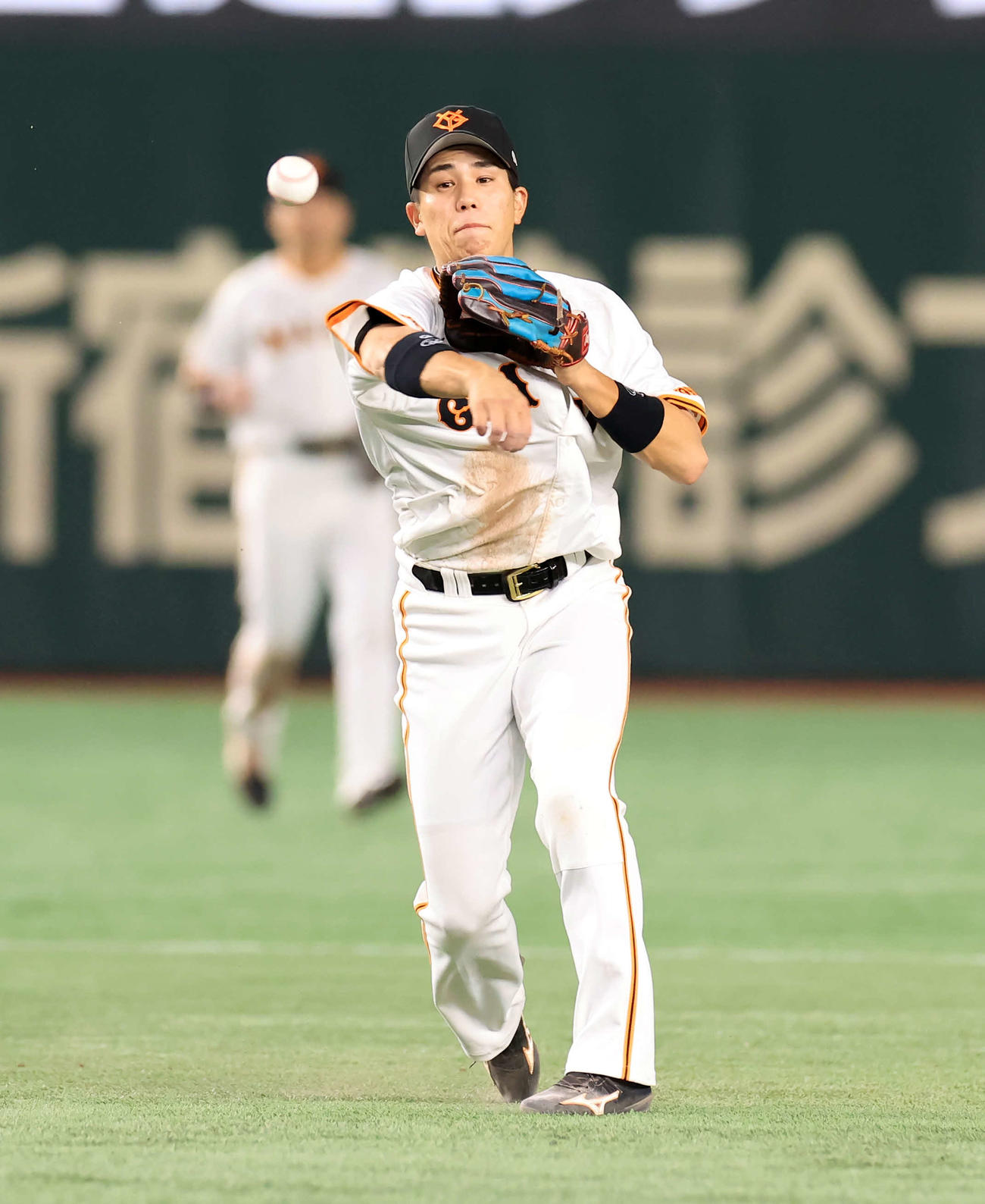 巨人対DeNA 5回表DeNA1死二塁、度会の打球を一塁悪送球する門脇（撮影・浅見桂子）