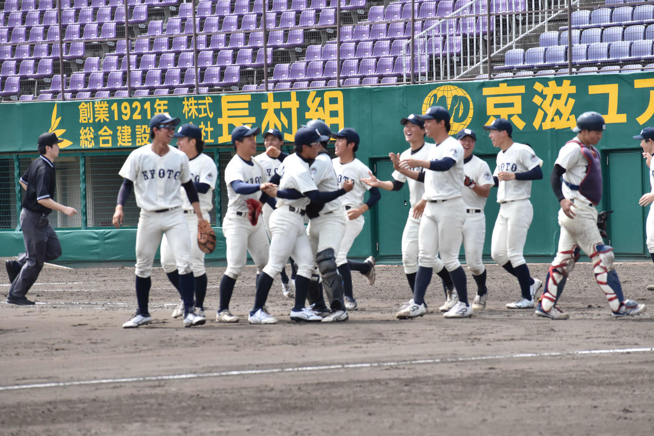 関大との接戦を制して盛り上がる京大ナイン（撮影・古財稜明）
