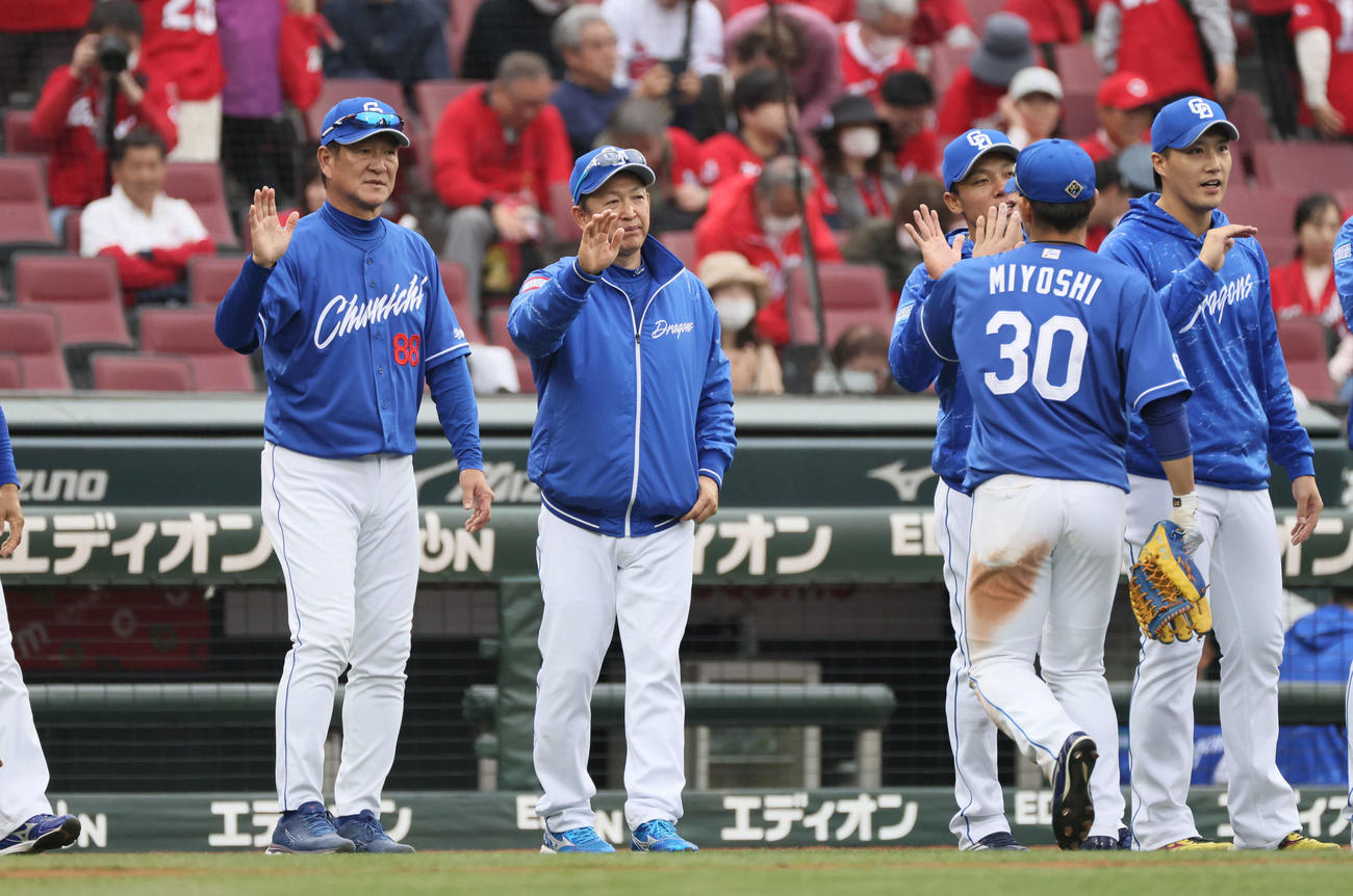 ナインを迎える中日立浪監督（中央）（撮影・加藤孝規）