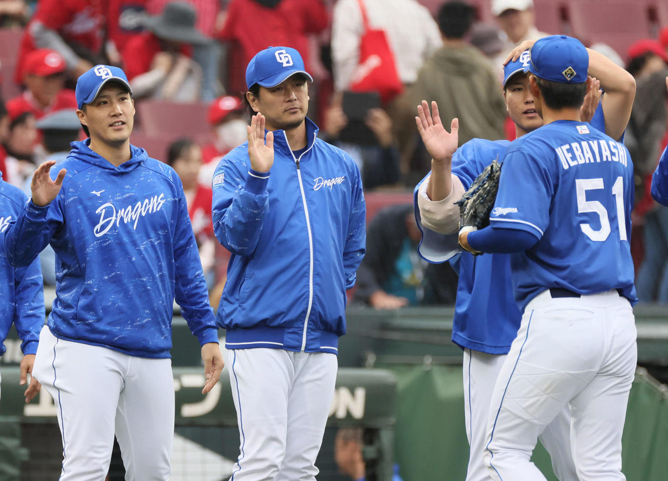 広島対中日　ナインを迎える先発の涌井（中央）（撮影・加藤孝規）