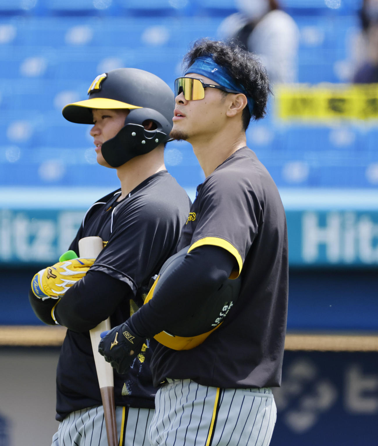 ヤクルト対阪神　打撃練習を見る阪神森下（左）と佐藤輝（撮影・藤尾明華）