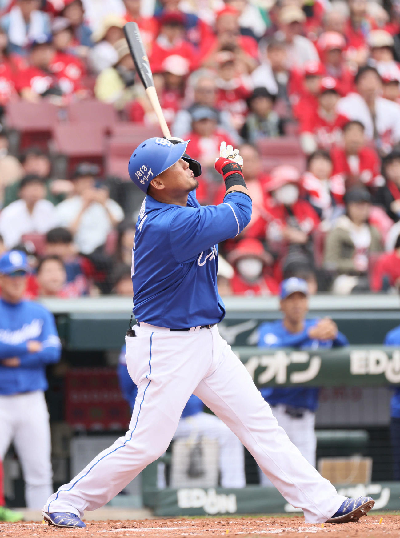 ６日の広島戦、3回表中日1死一、三塁、中田は先制中犠飛を放つ（撮影・加藤孝規）
